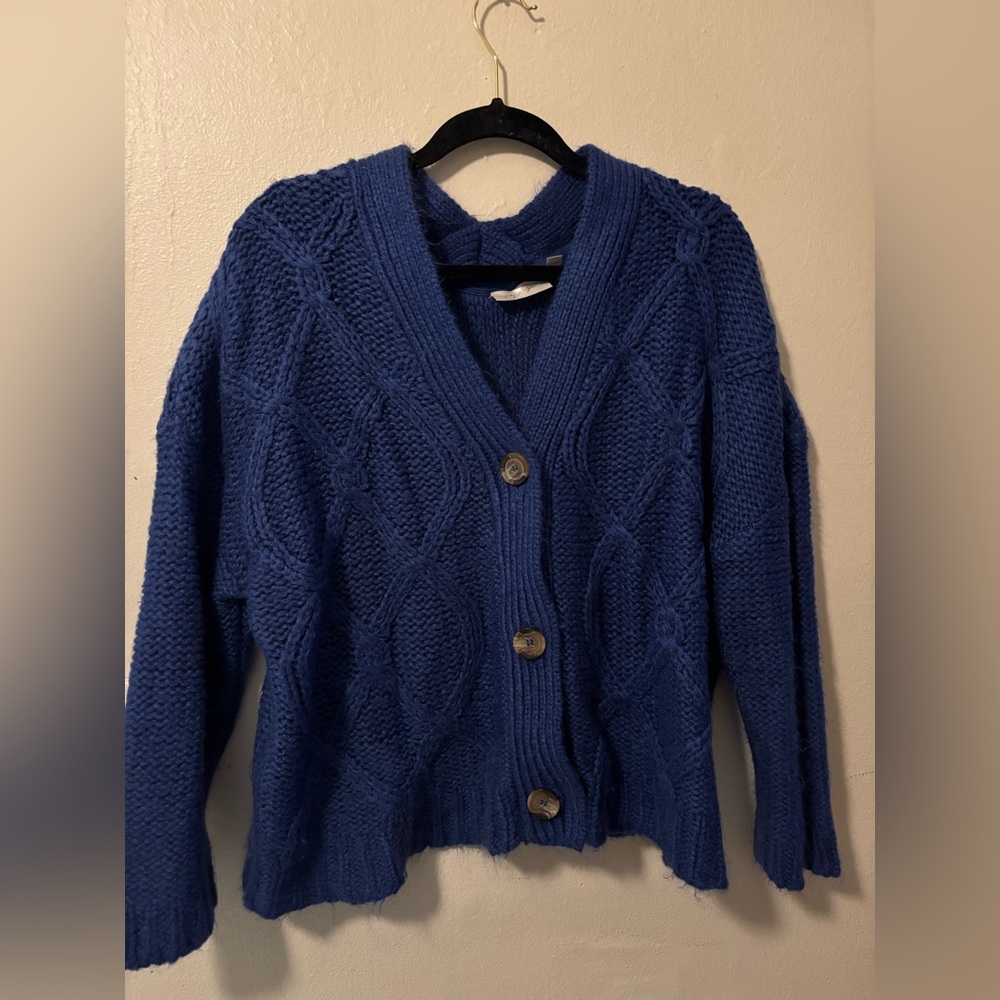 Cozy blue chunky sweater for spring